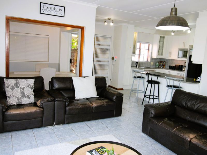 Stunning Modern Family Home with Captivating Charm  - Photo 5