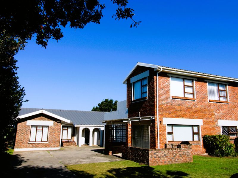Stunning Modern Family Home with Captivating Charm  - Photo 1