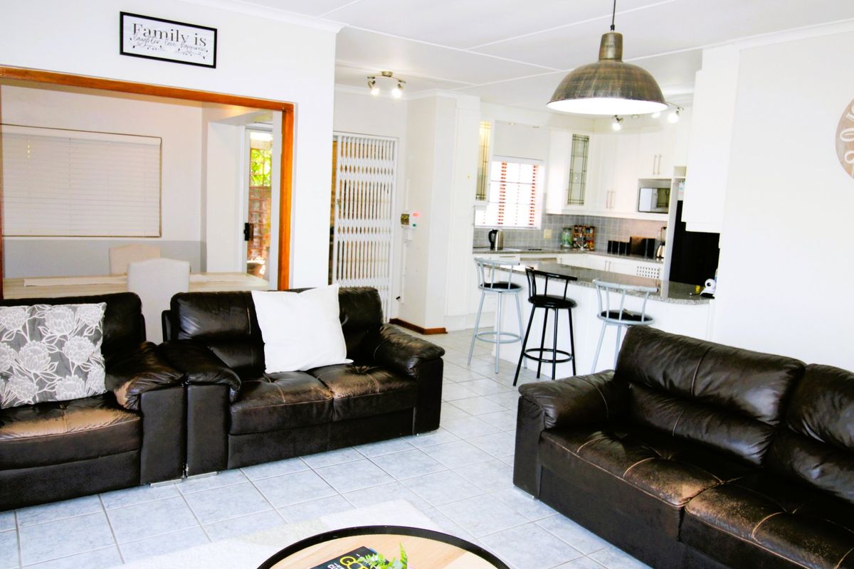 Stunning Modern Family Home with Captivating Charm  - Photo 3