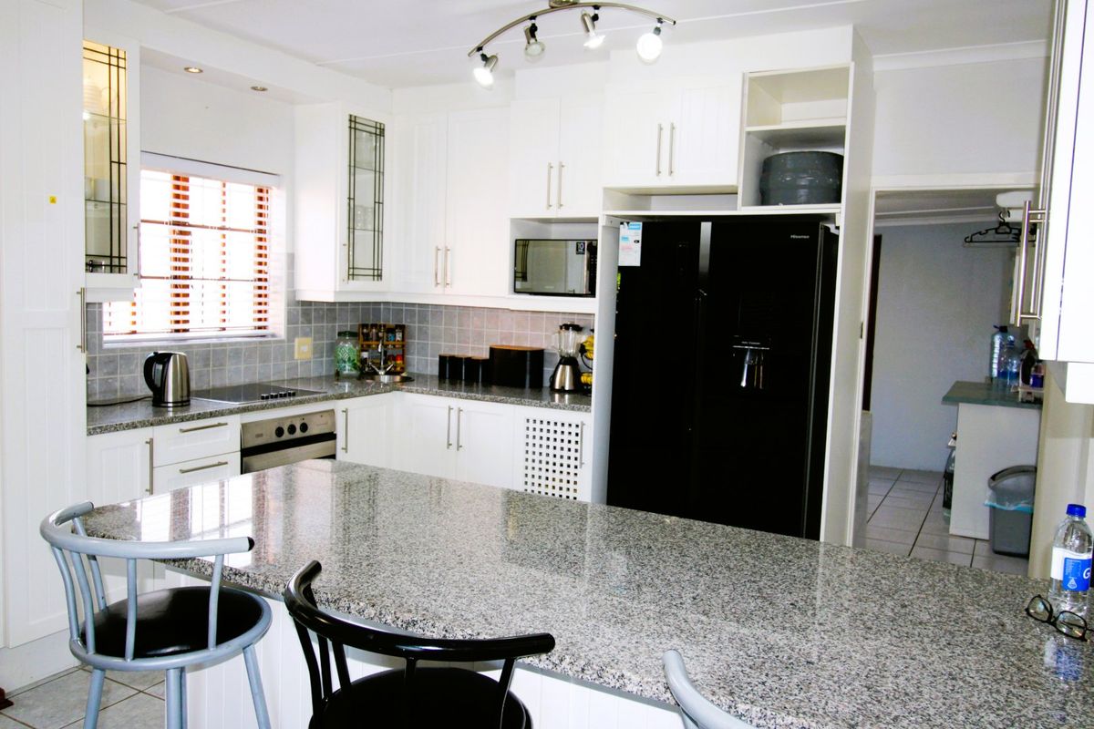 Stunning Modern Family Home with Captivating Charm  - Photo 4