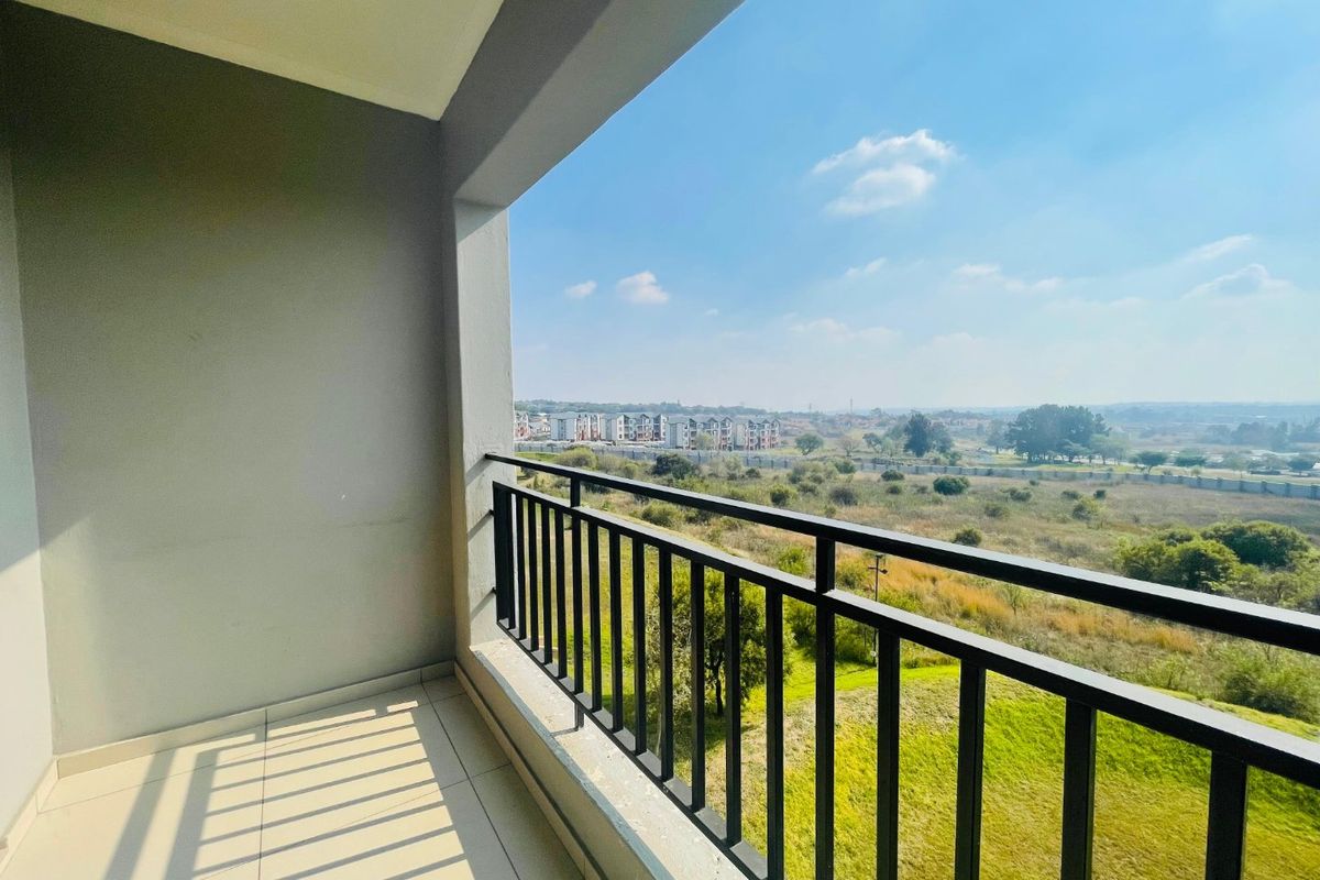 Modern Top Floor Living with Stunning Views at The West End, Carlswald - Photo 2