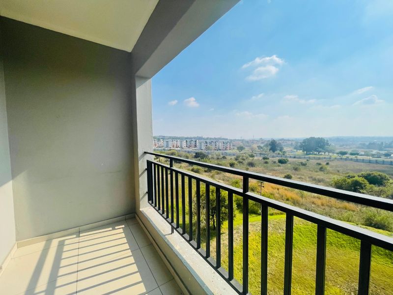 Modern Top Floor Living with Stunning Views at The West End, Carlswald - Photo 2