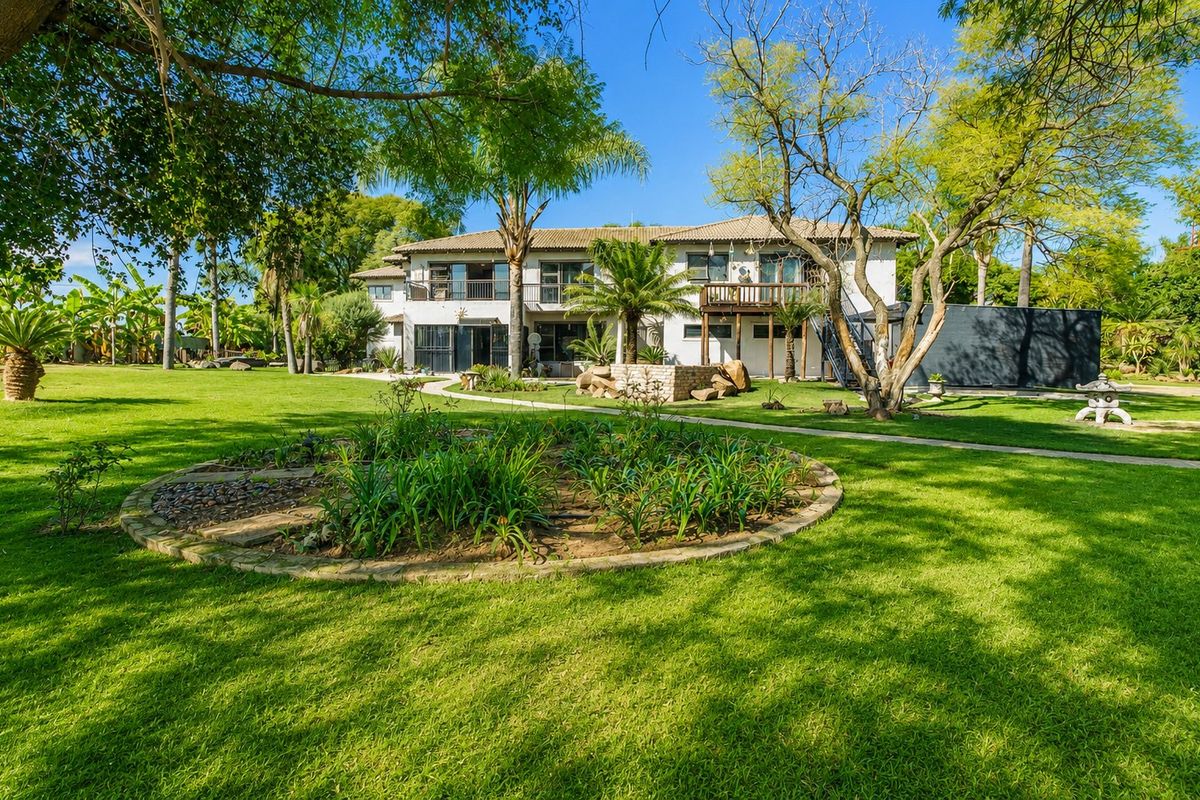 EXCLUSIVE BLUE HILLS LANDMARK PROPERTY | 10,670m2 PRIME DEVELOPMENT OPPORTUNITY - Photo 4