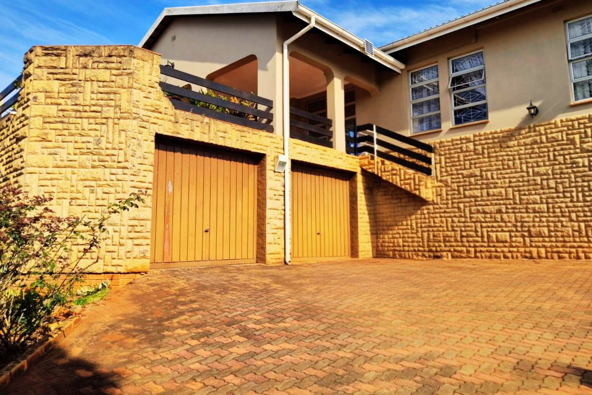 Prime Stanger Manor Family Home with Scenic Views - Photo 2