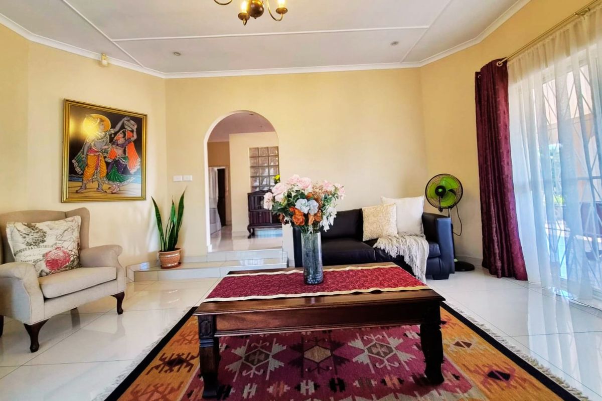Prime Stanger Manor Family Home with Scenic Views - Photo 5