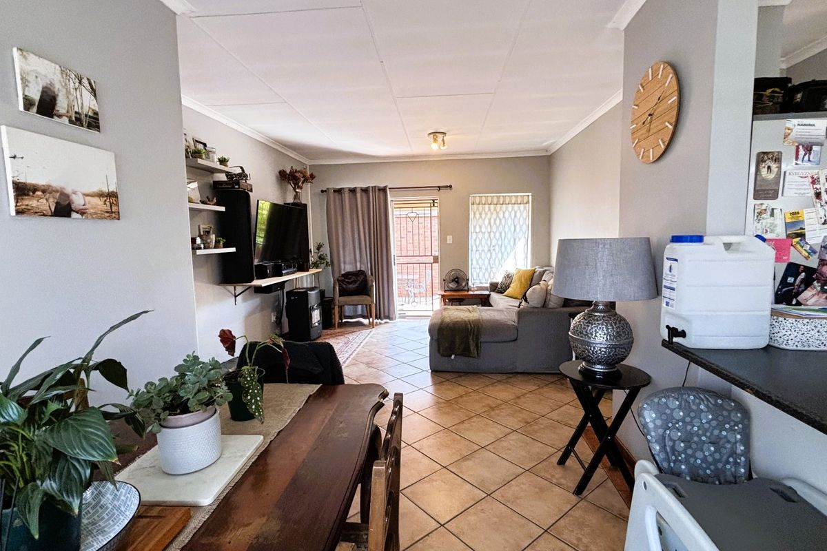 A rare find in Eco Park Estate - 3 bed 2 bath wrap around garden - Photo 3