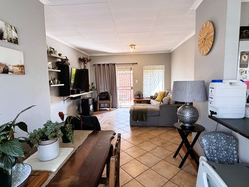 A rare find in Eco Park Estate - 3 bed 2 bath wrap around garden - Photo 3