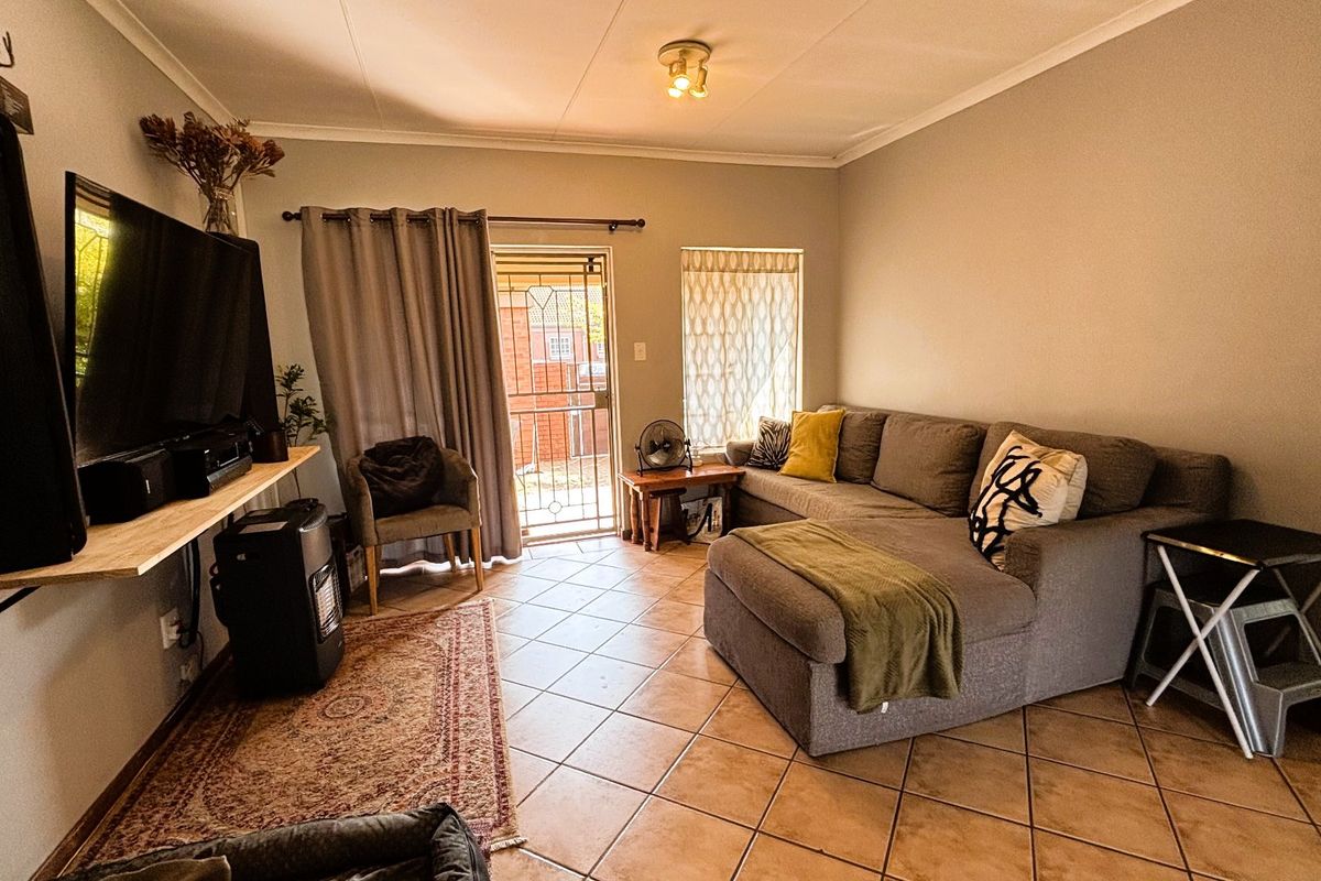 A rare find in Eco Park Estate - 3 bed 2 bath wrap around garden - Photo 4