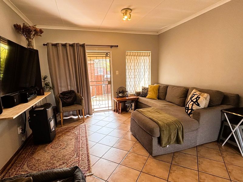 A rare find in Eco Park Estate - 3 bed 2 bath wrap around garden - Photo 4