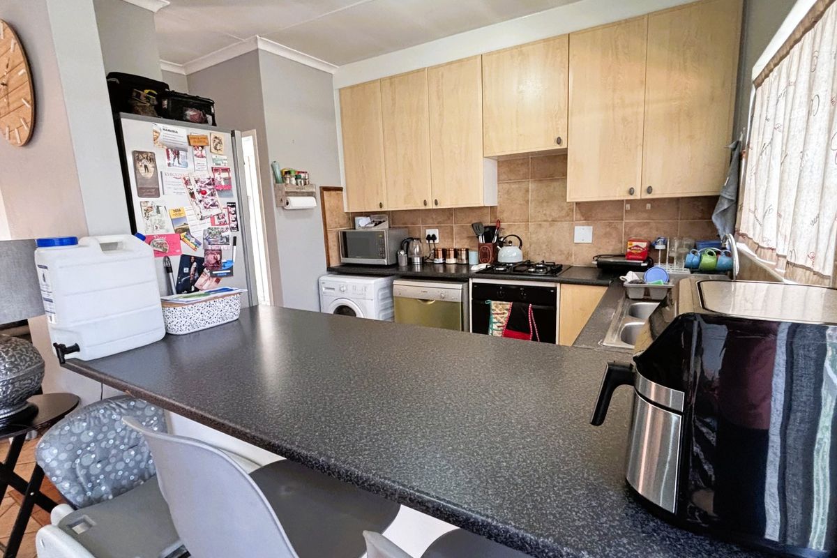 A rare find in Eco Park Estate - 3 bed 2 bath wrap around garden - Photo 5