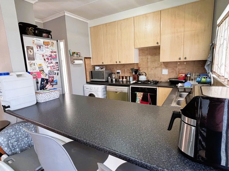 A rare find in Eco Park Estate - 3 bed 2 bath wrap around garden - Photo 5