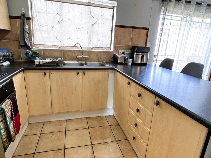 A rare find in Eco Park Estate - 3 bed 2 bath wrap around garden - Photo 6