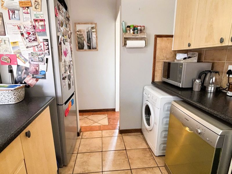 A rare find in Eco Park Estate - 3 bed 2 bath wrap around garden - Photo 9