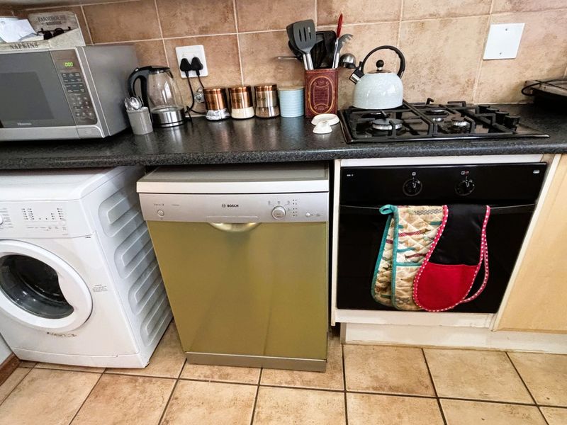 A rare find in Eco Park Estate - 3 bed 2 bath wrap around garden - Photo 8