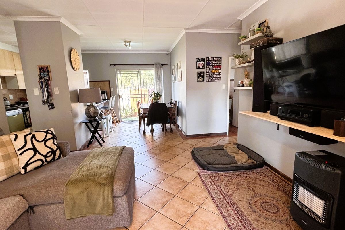 A rare find in Eco Park Estate - 3 bed 2 bath wrap around garden - Photo 2