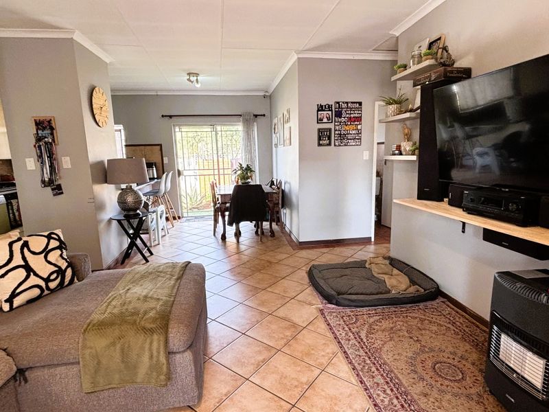 A rare find in Eco Park Estate - 3 bed 2 bath wrap around garden - Photo 2