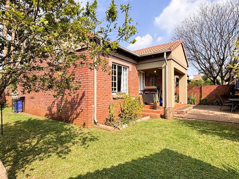 A rare find in Eco Park Estate - 3 bed 2 bath wrap around garden simplex - Photo 1