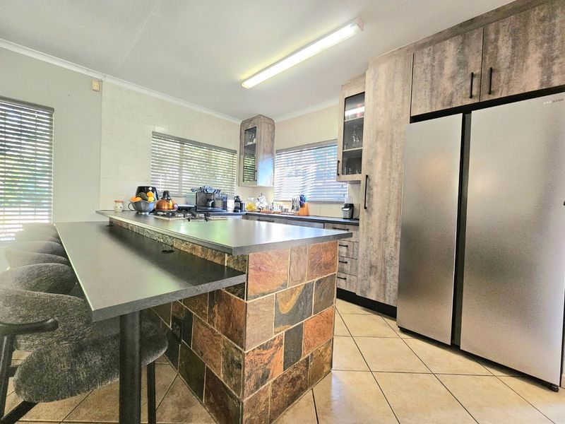 3 Bedroom House with Full Solar System, Backup Water & Pool - Photo 9