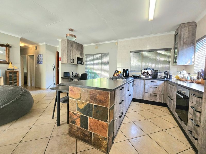 3 Bedroom House with Full Solar System, Backup Water & Pool - Photo 10