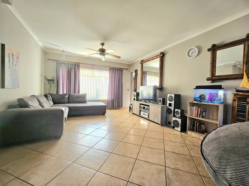 3 Bedroom House with Full Solar System, Backup Water & Pool - Photo 6