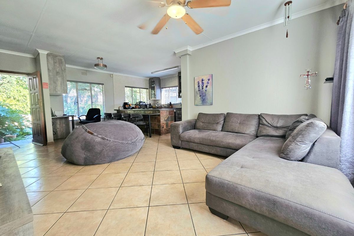 3 Bedroom House with Full Solar System, Backup Water & Pool - Photo 5