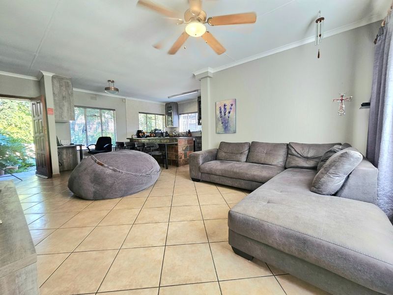 3 Bedroom House with Full Solar System, Backup Water & Pool - Photo 5