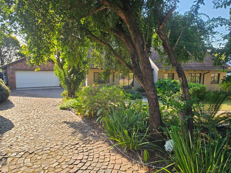 3 Bedroom House with Full Solar System, Backup Water & Pool - Photo 2