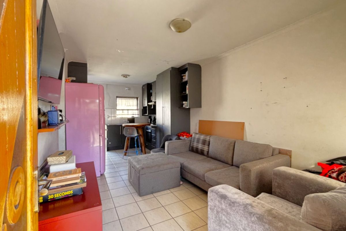 Move-In Ready 2-Bedroom Home with Secure Estate Access & Convenient Location - Photo 5