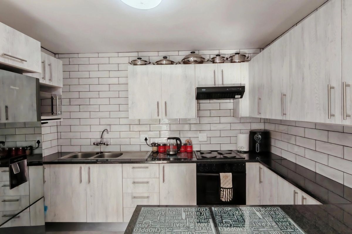 Delightful Coastal Gem, Lock-Up-And-Go Living. - Photo 4