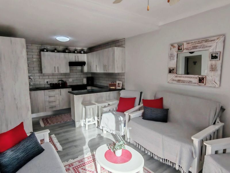Delightful Coastal Gem, Lock-Up-And-Go Living. - Photo 2