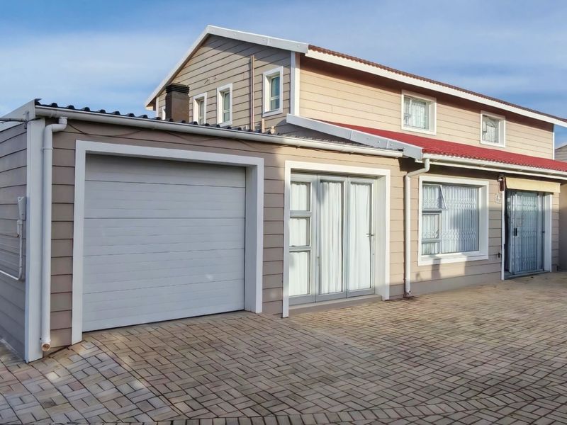 Delightful Coastal Gem, Lock-Up-And-Go Living. - Photo 1