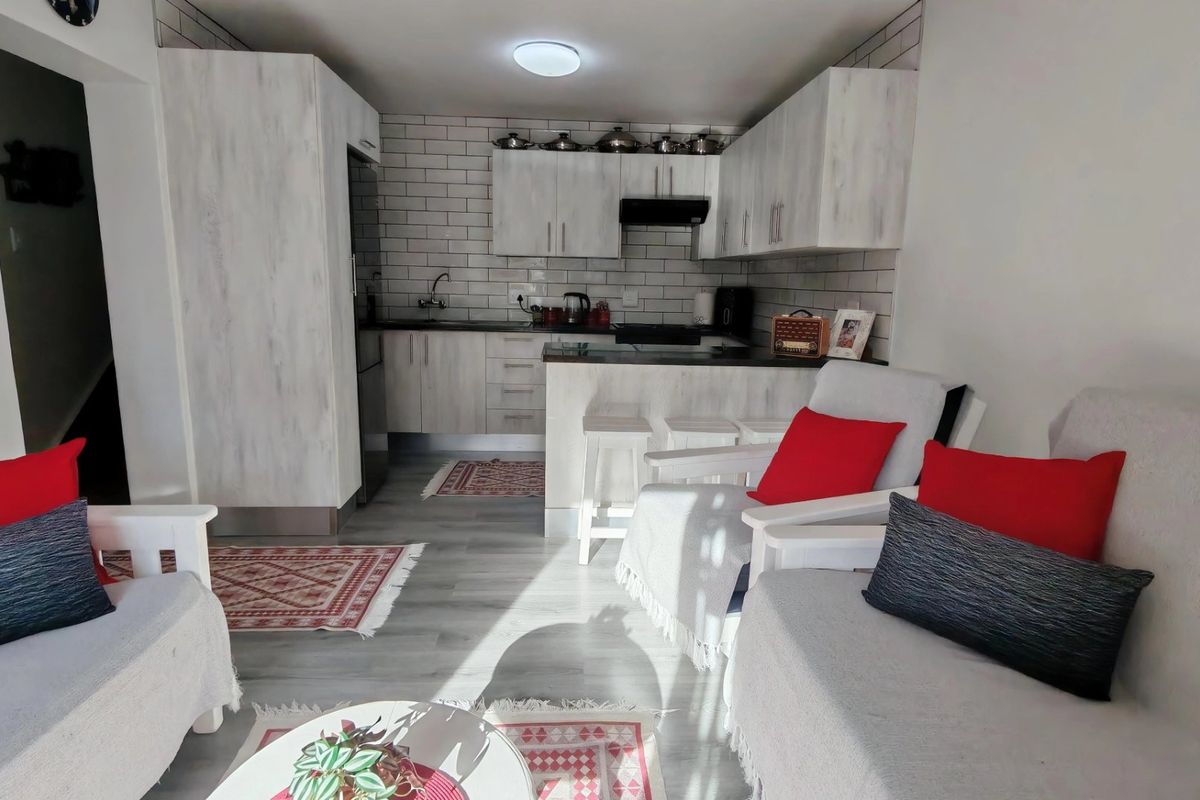 Delightful Coastal Gem, Lock-Up-And-Go Living. - Photo 3