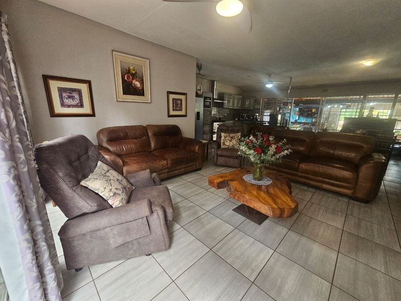 EXCLUSIVE MANDATE                       3/4 bedroomed, Income-Generating family home in Aqua Park - Photo 8