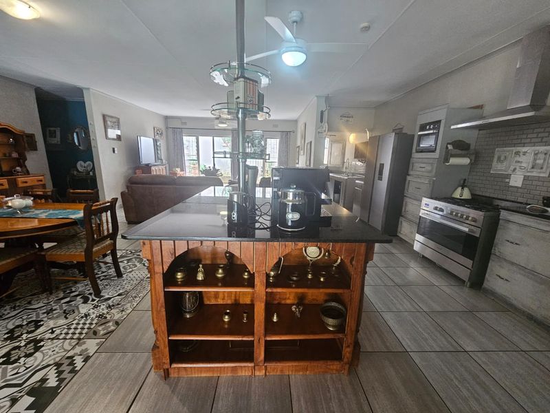 EXCLUSIVE MANDATE                       3/4 bedroomed, Income-Generating family home in Aqua Park - Photo 1