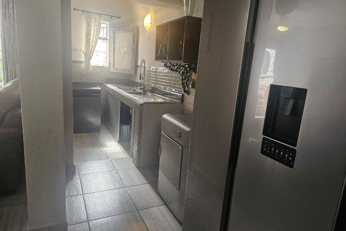 EXCLUSIVE MANDATE                       3/4 bedroomed, Income-Generating family home in Aqua Park - Photo 5