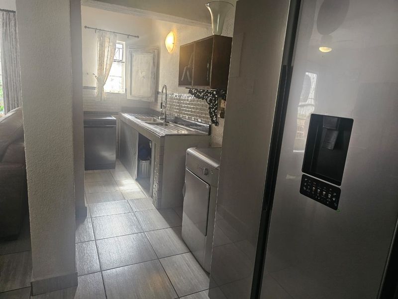 EXCLUSIVE MANDATE                       3/4 bedroomed, Income-Generating family home in Aqua Park - Photo 5