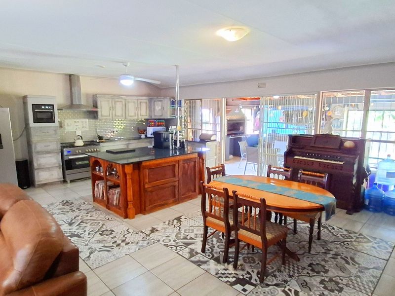 EXCLUSIVE MANDATE                       3/4 bedroomed, Income-Generating family home in Aqua Park - Photo 2