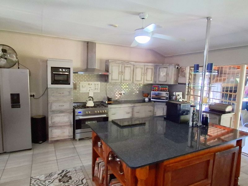 EXCLUSIVE MANDATE                       3/4 bedroomed, Income-Generating family home in Aqua Park - Photo 7