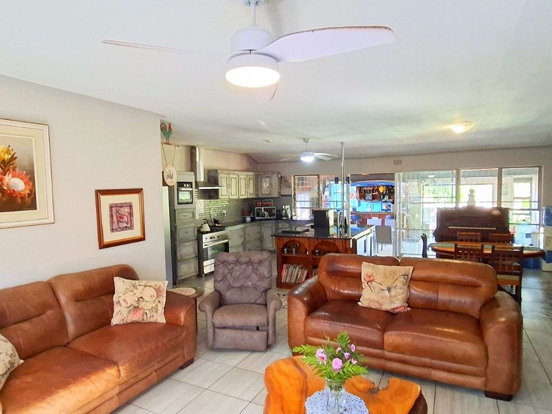 EXCLUSIVE MANDATE                       3/4 bedroomed, Income-Generating family home in Aqua Park - Photo 6