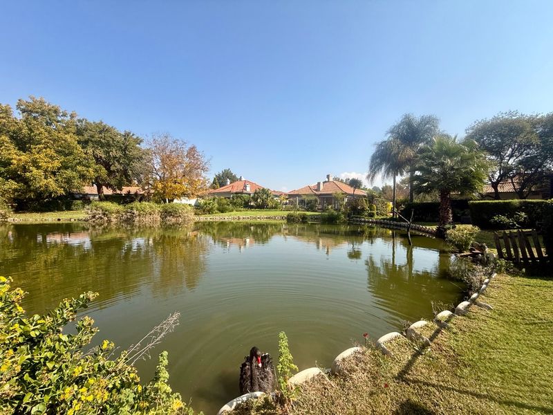 Elegant 4-Bedroom Home with Dam & Golf Course Views | Pecanwood Estate - Photo 9