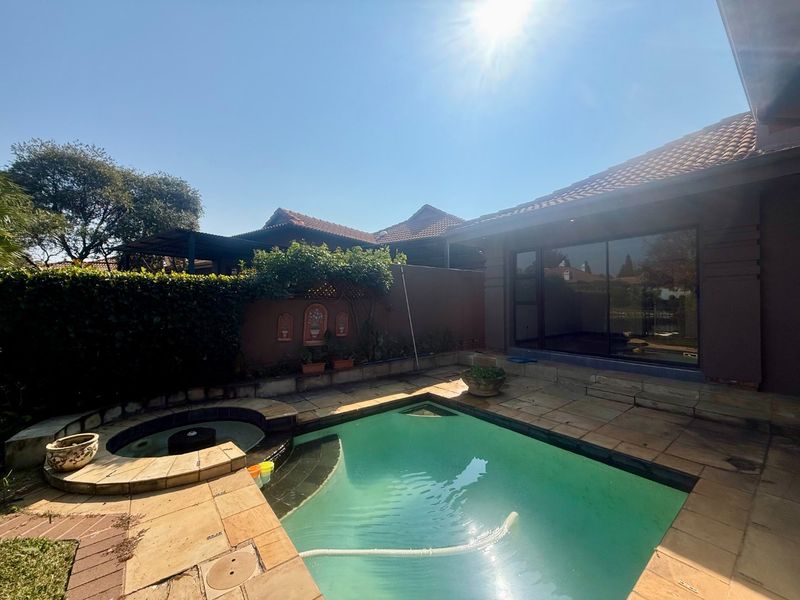 Elegant 4-Bedroom Home with Dam & Golf Course Views | Pecanwood Estate - Photo 6