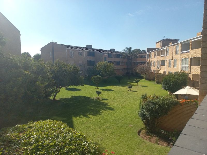 Cosy Garden-View Apartment in Secure Morehill Gardens - Photo 1