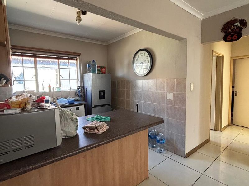 Calling All Investors and First time Buyers ,first floor unit in Northgate - Photo 5