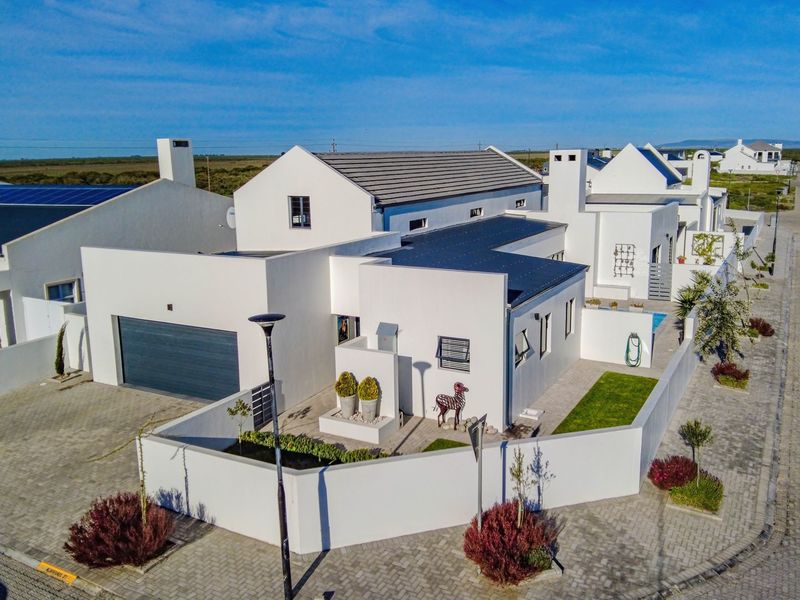 Want to live 100 meters from the beach AND get paid for it? - Photo 1