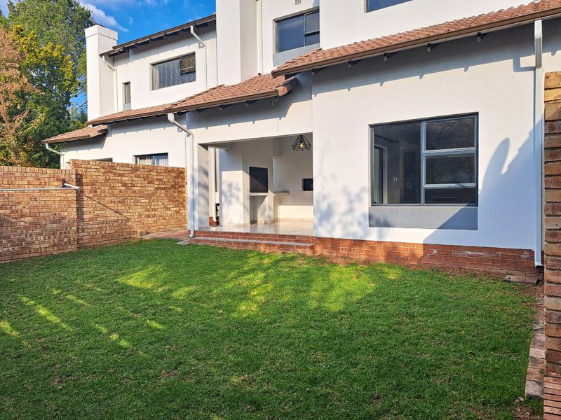 Modern 3 Bedroom Pet Friendly Garden Cluster Home - Photo 2