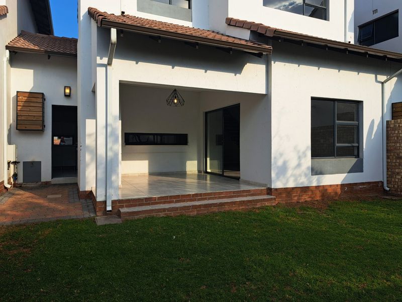 Modern 3 Bedroom Pet Friendly Garden Cluster Home - Photo 4