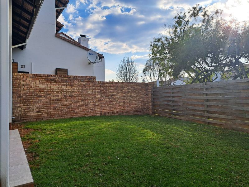 Modern 3 Bedroom Pet Friendly Garden Cluster Home - Photo 3