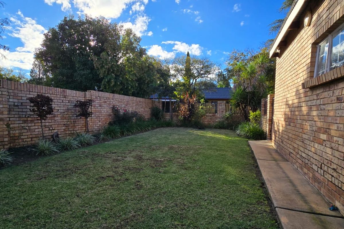 Full title townhouse in a good area and centrally located. Ideal for first-time buyers or those looking to scale down. - Photo 5