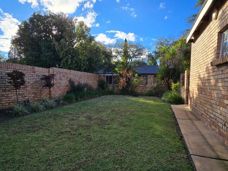 Full title townhouse in a good area and centrally located. Ideal for first-time buyers or those looking to scale down. - Photo 5