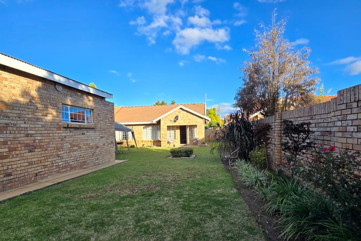Full title townhouse in a good area and centrally located. Ideal for first-time buyers or those looking to scale down. - Photo 4